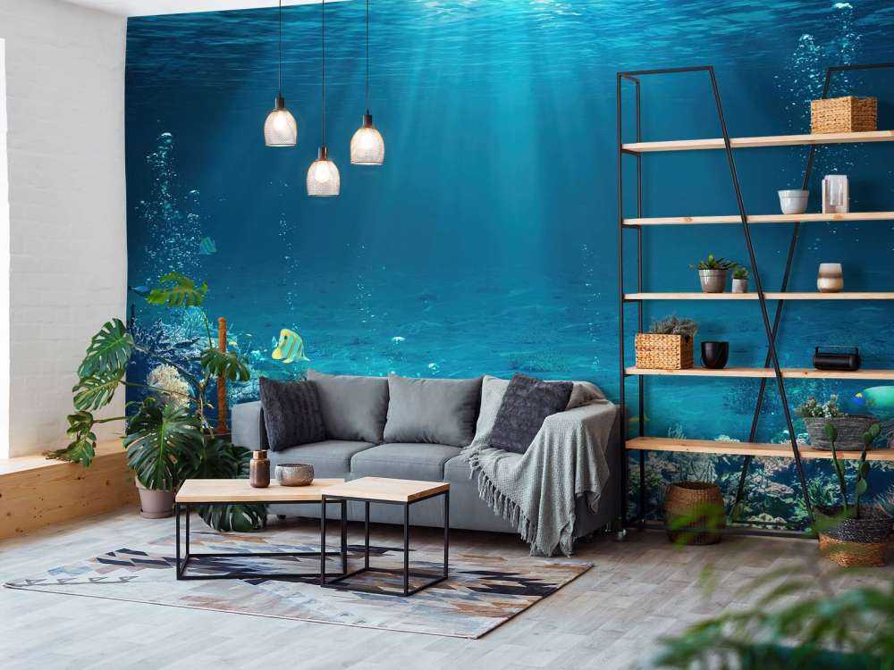 Des rayons de soleil à travers l'eau