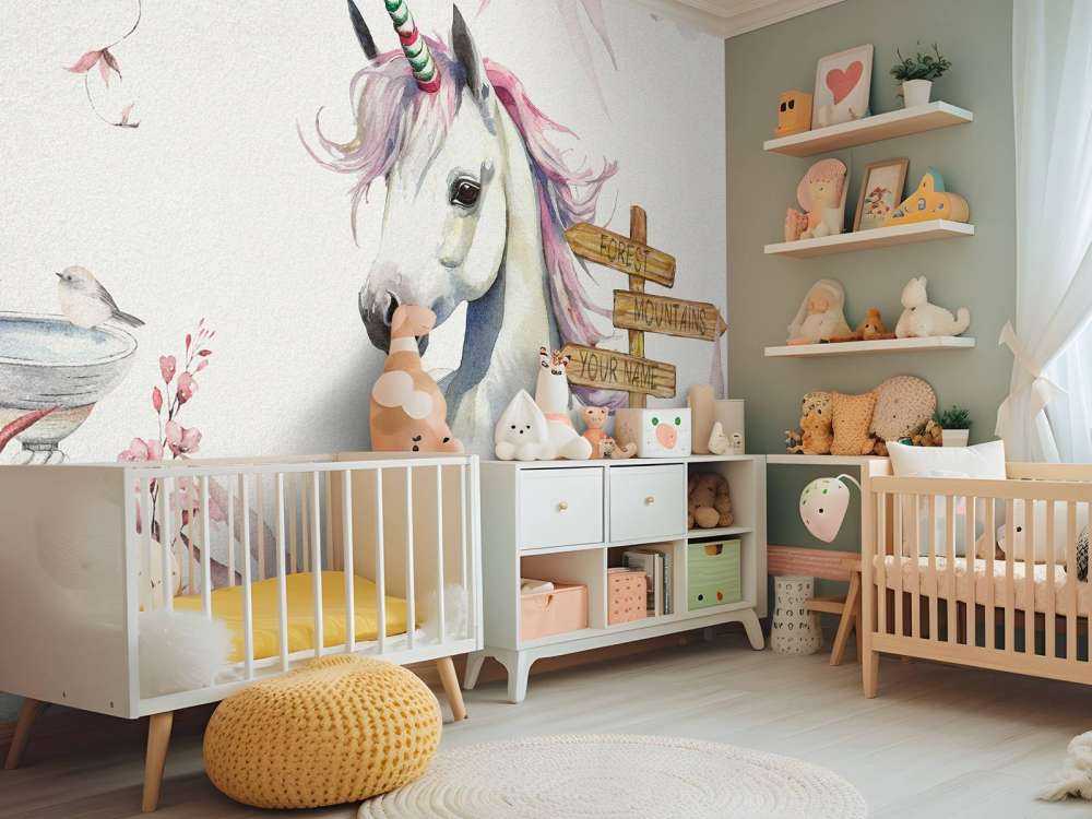 Bébé licorne avec des plantes roses