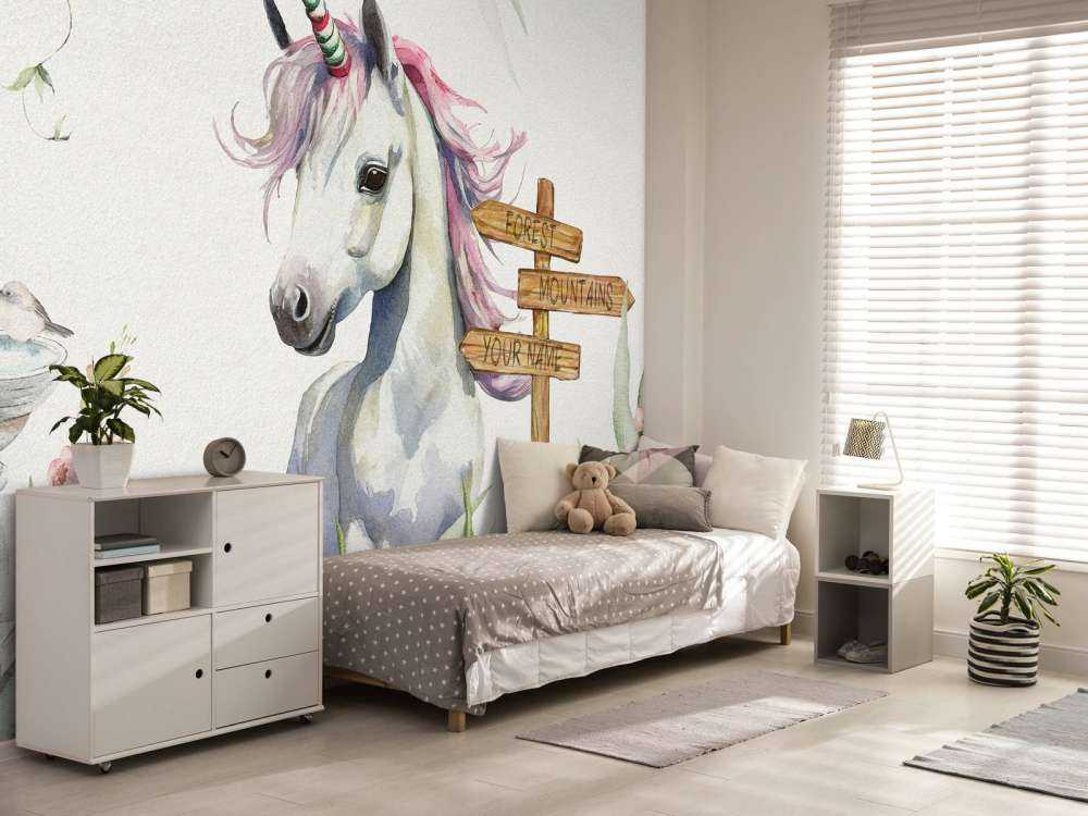 Bébé licorne avec plantes