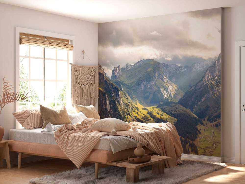 Lumière du soleil sur une vallée de montagne verte