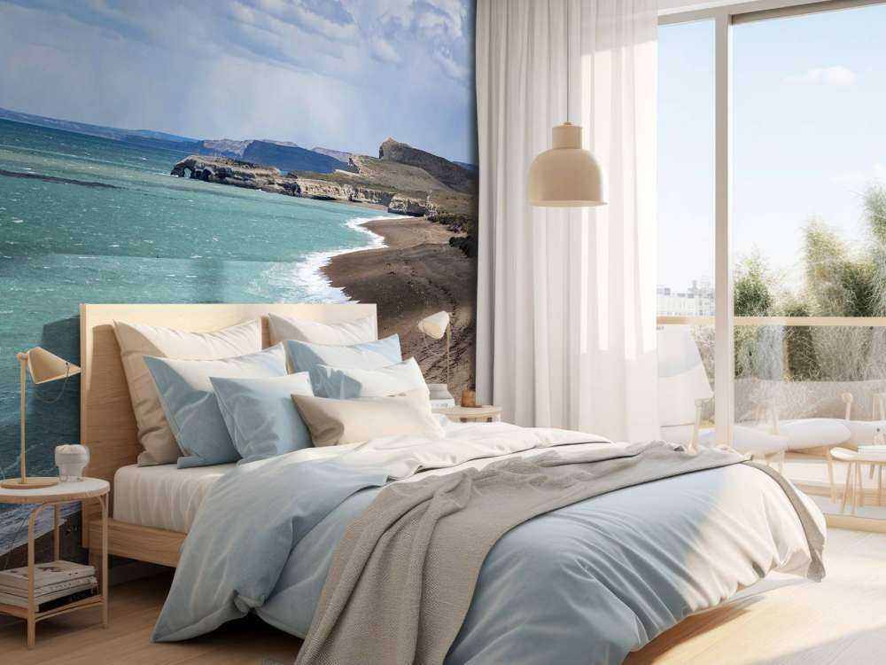 Côte escarpée avec mer turquoise.