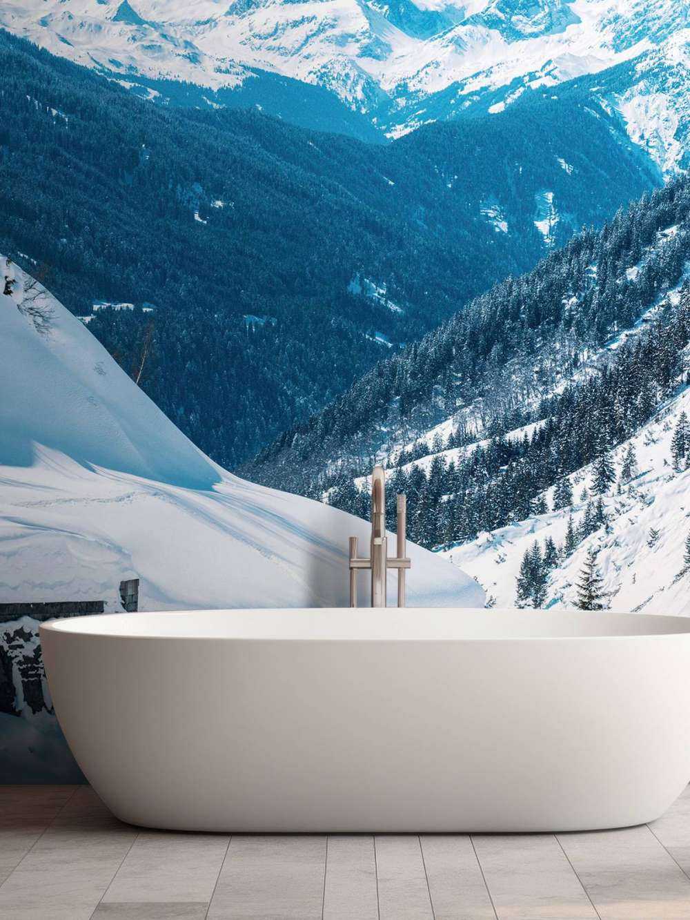 Les sommets alpins d'un bleu profond dans la neige hivernale.