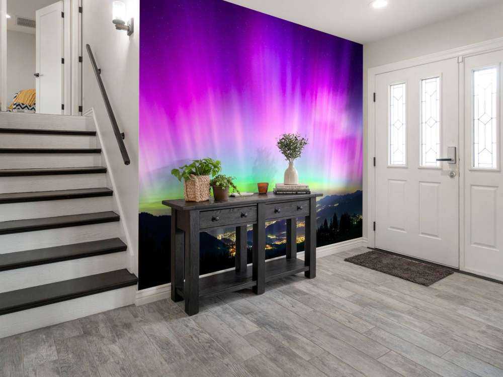 Aurore boréale au-dessus de la ville de montagne illuminée