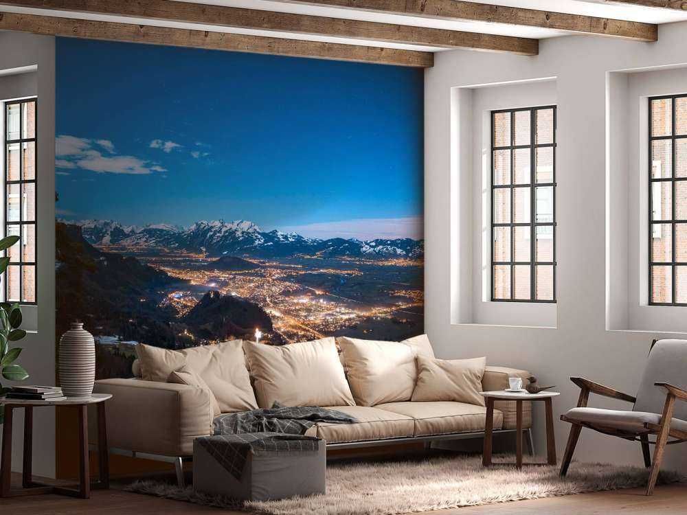 Vision nocturne sur la ville de la vallée alpine