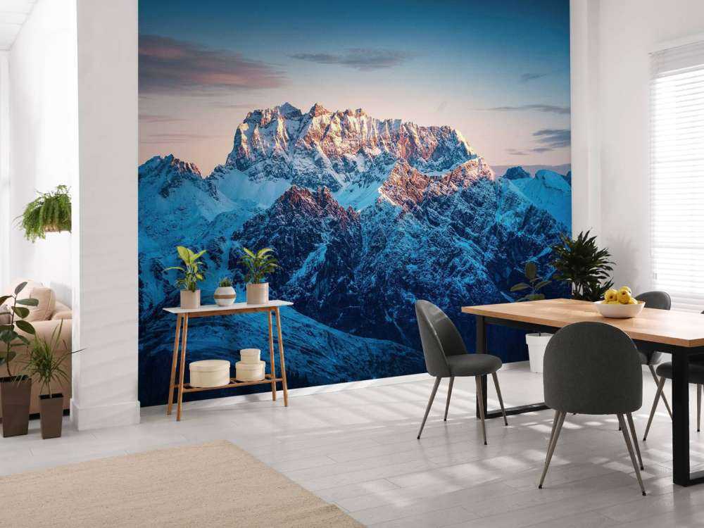 Lueur du soir sur les sommets enneigés