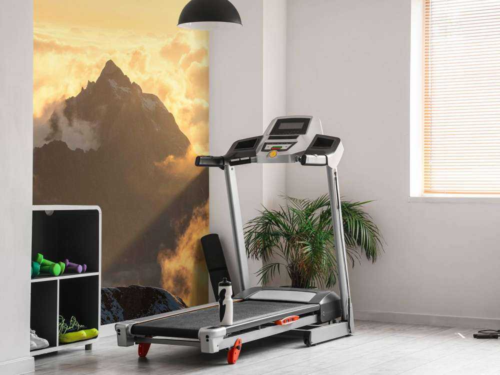 Lever de soleil au-dessus des nuages de montagne