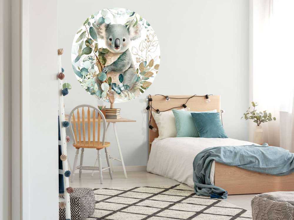 Koala mignon dans l'eucalyptus