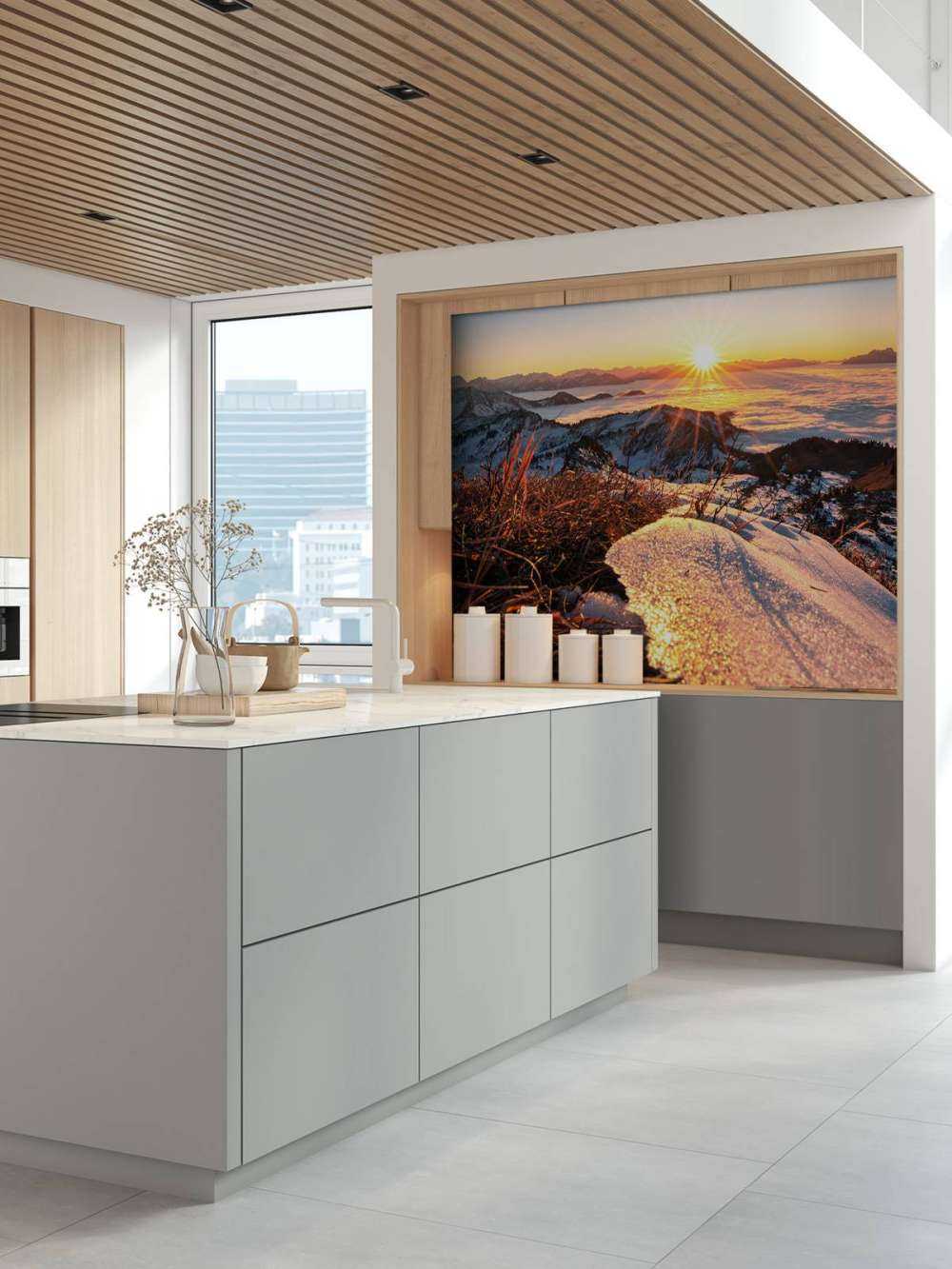 Le soleil du matin sur la prairie de montagne scintillante