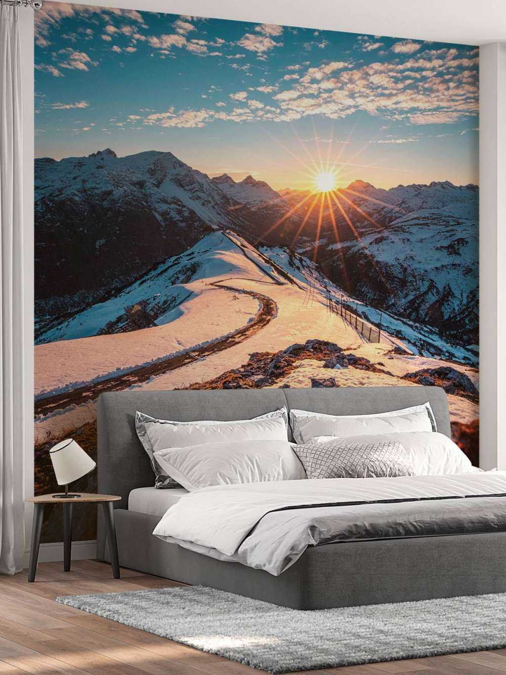 Sentier sinueux sous le soleil de montagne enneigée.