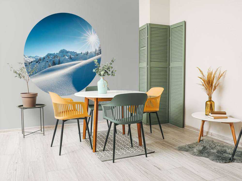 Lumière du soleil sur des collines enneigées scintillantes.