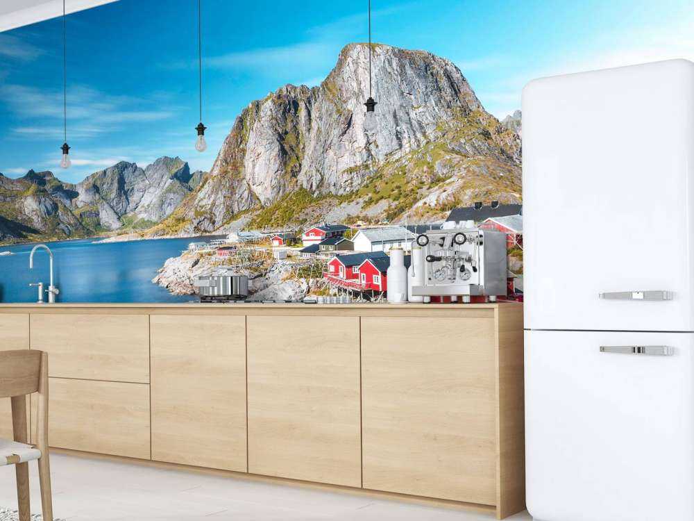 Maisons de pêcheurs rouges au fjord norvégien.