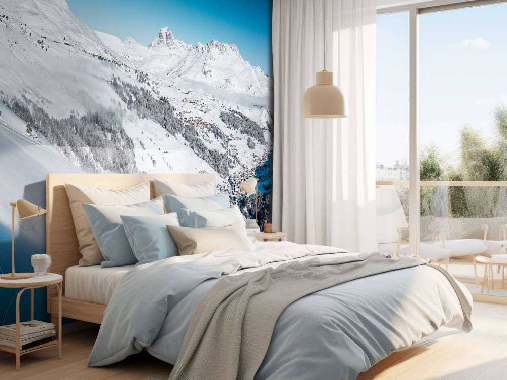 Descente au-dessus du village alpin dans la neige.