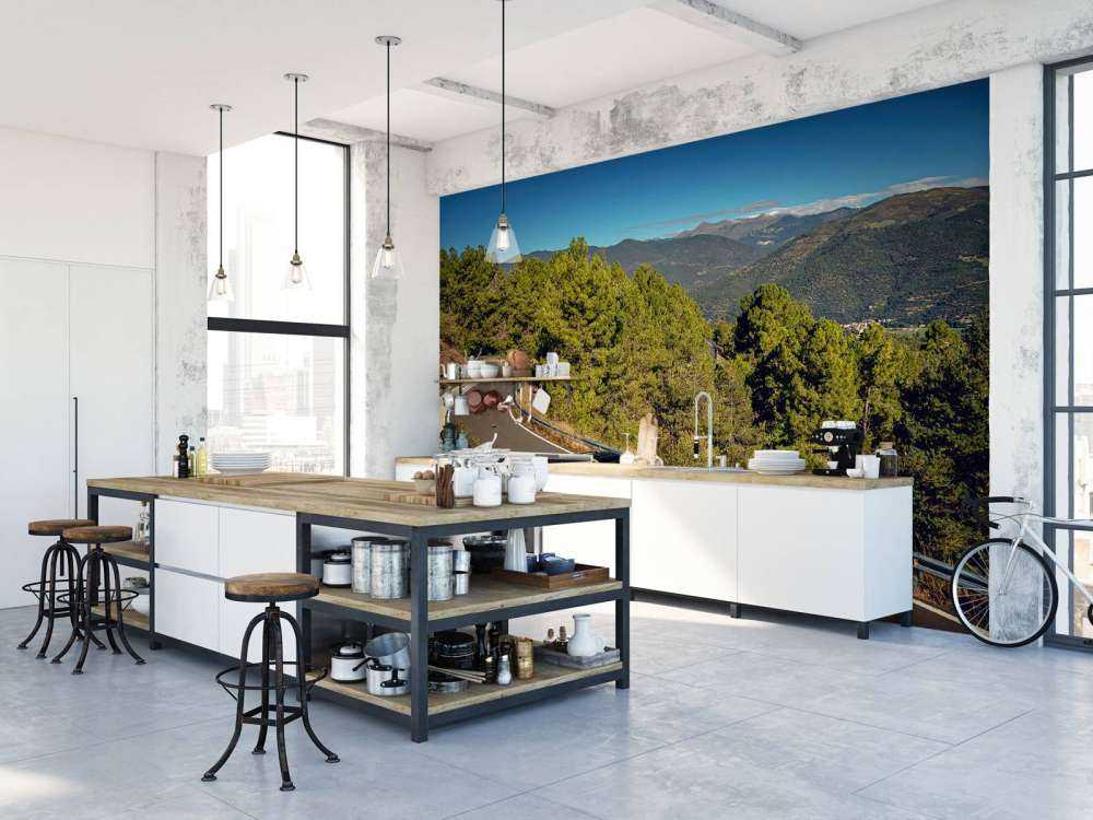 BMW vert lime sur route de montagne