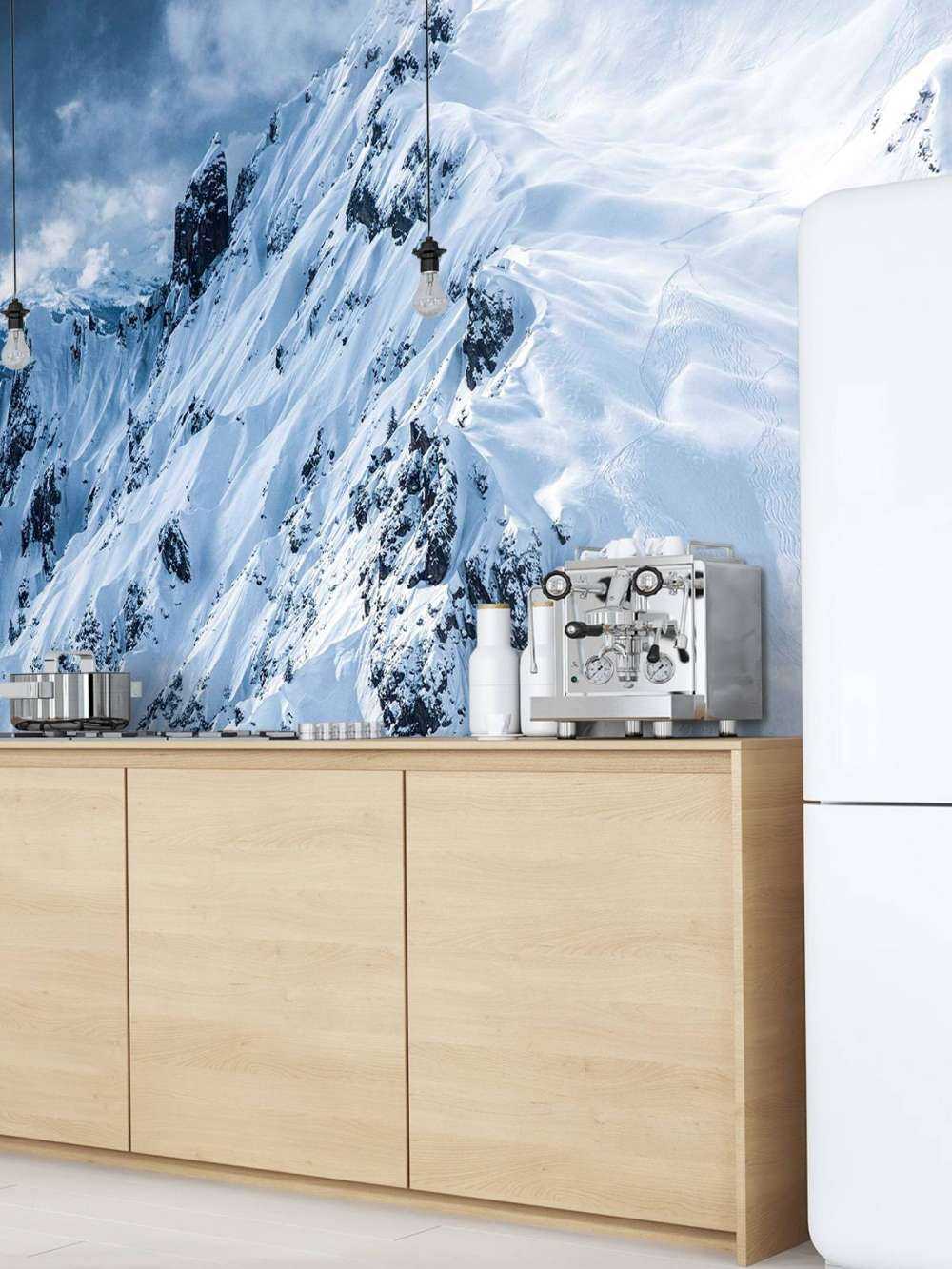 Crêtes de neige sous des nuages ​​orageux