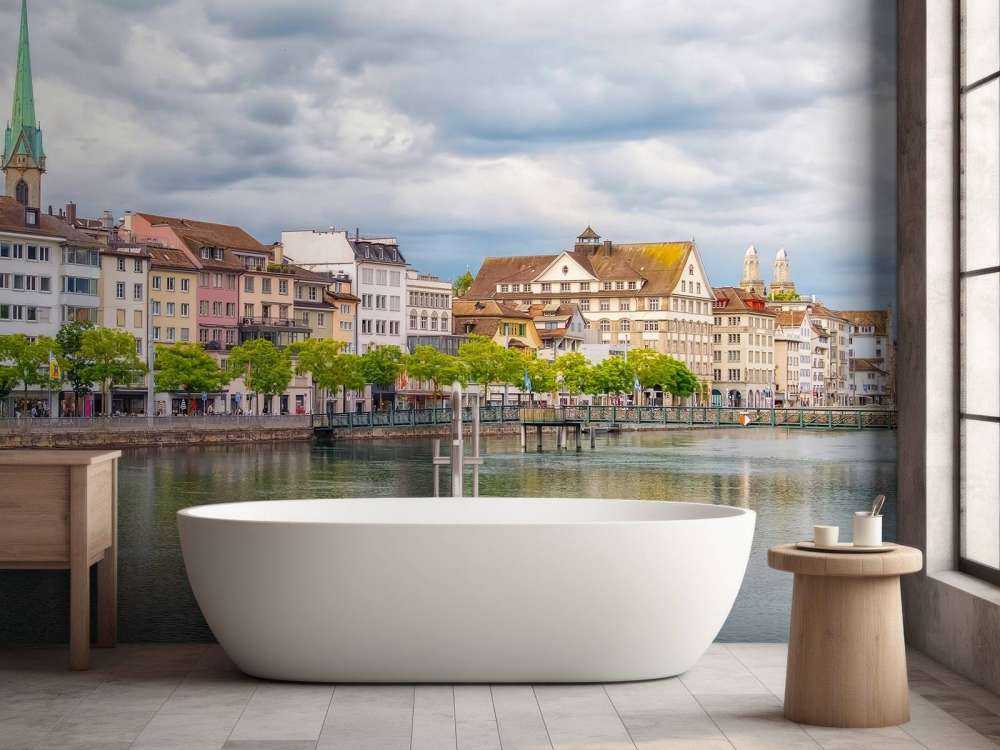 Des façades colorées le long de la rivière urbaine.