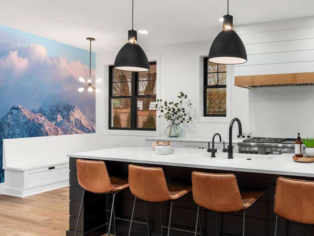 Lumière d'hiver rose sur les sommets des montagnes