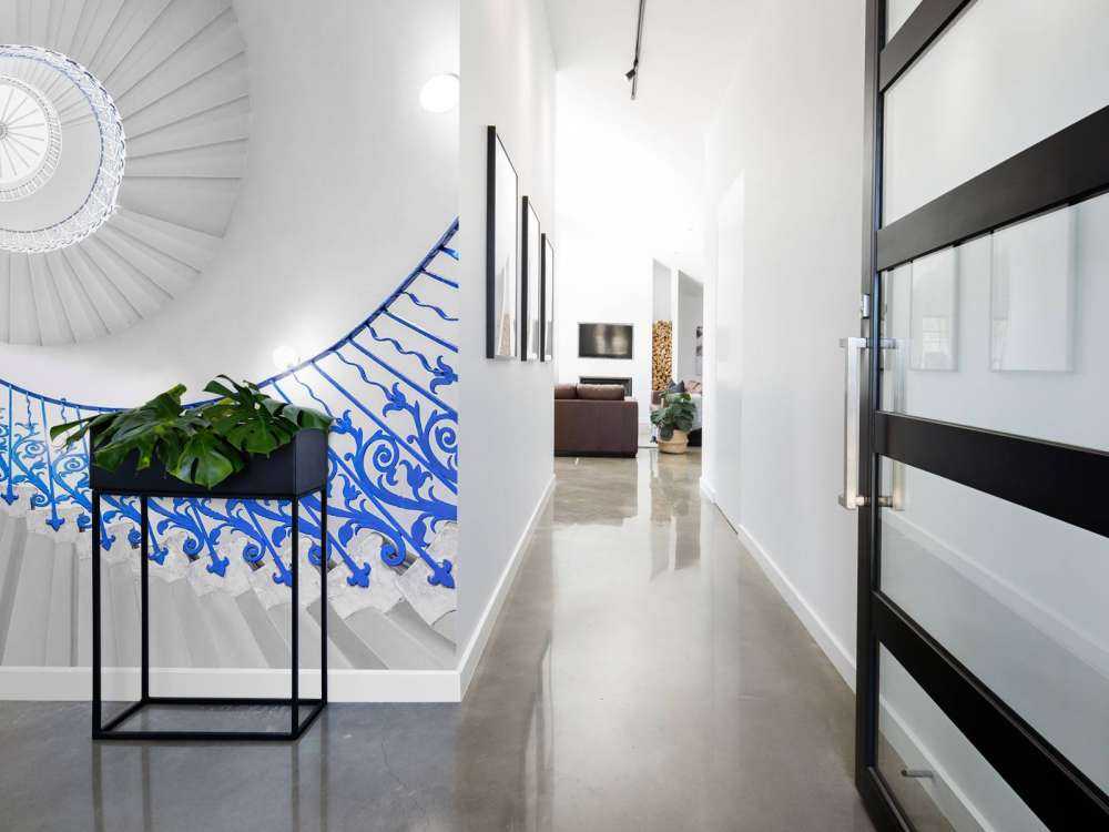 Escalier en colimaçon blanc avec rampe bleue
