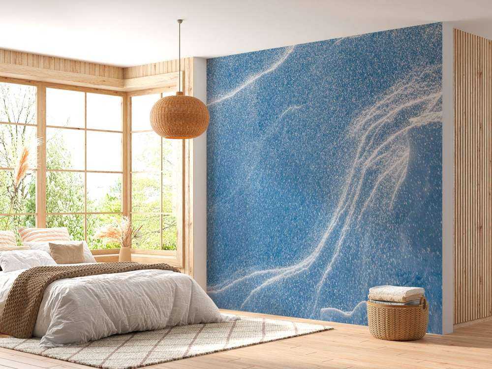 Tourbillonnant de neige sur un paysage bleu glacial