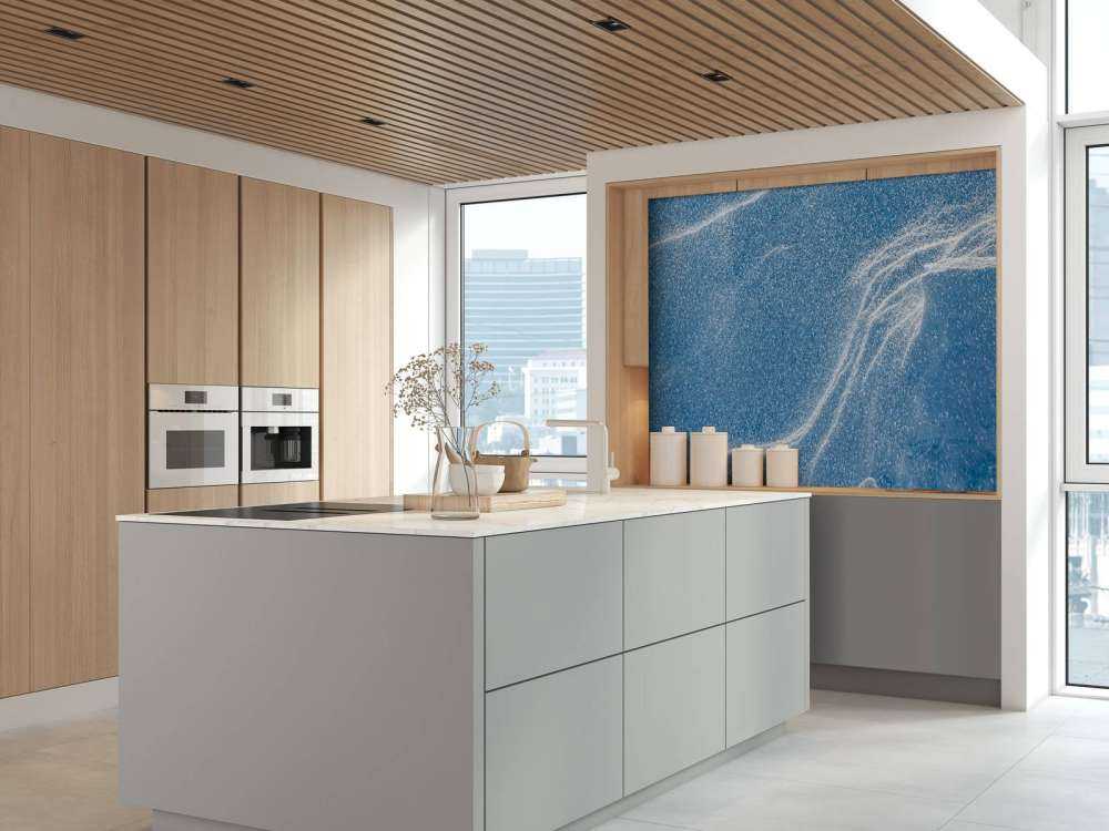 Tourbillonnant de neige sur un paysage bleu glacial