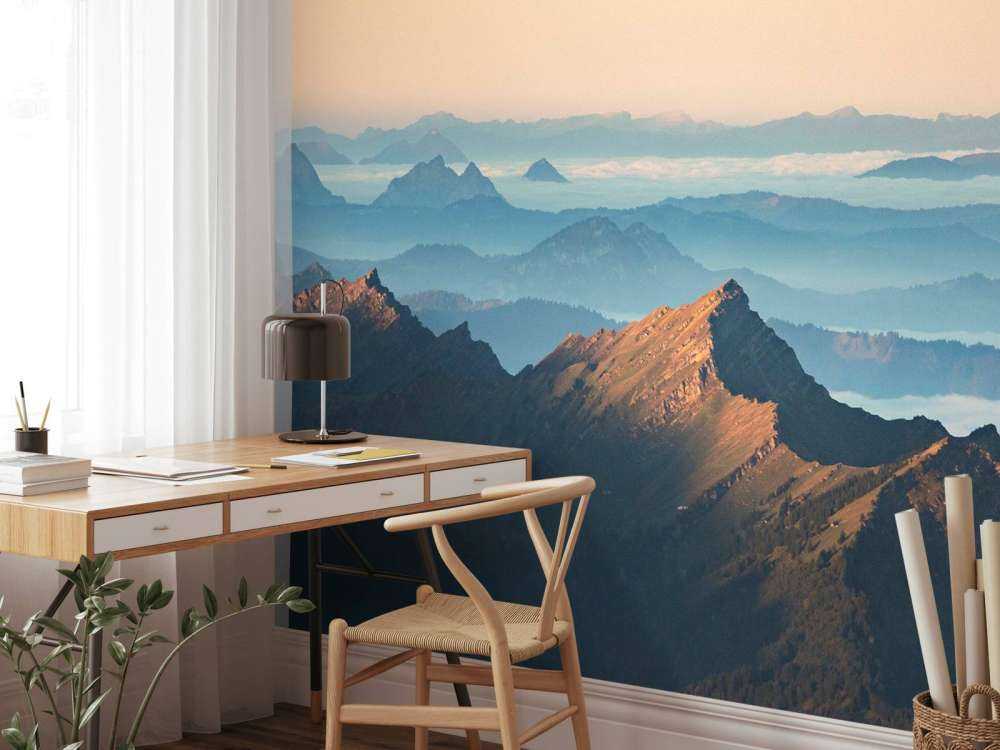 La montagne dans la brume du matin et la lumière du soleil