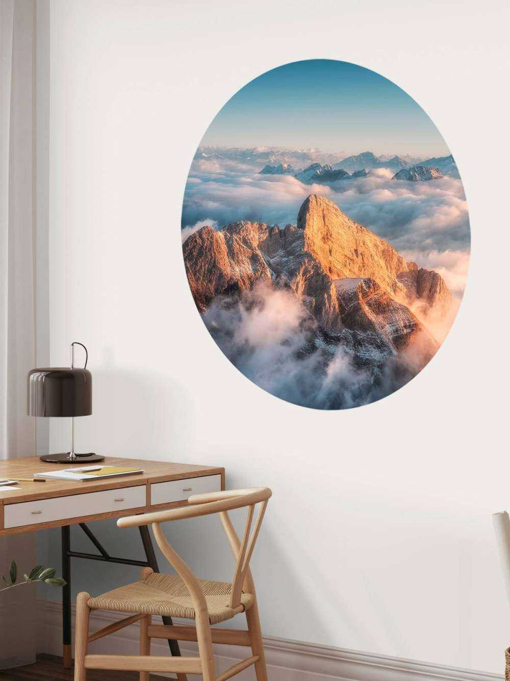 Sommet de montagne doré dans la brume du matin.