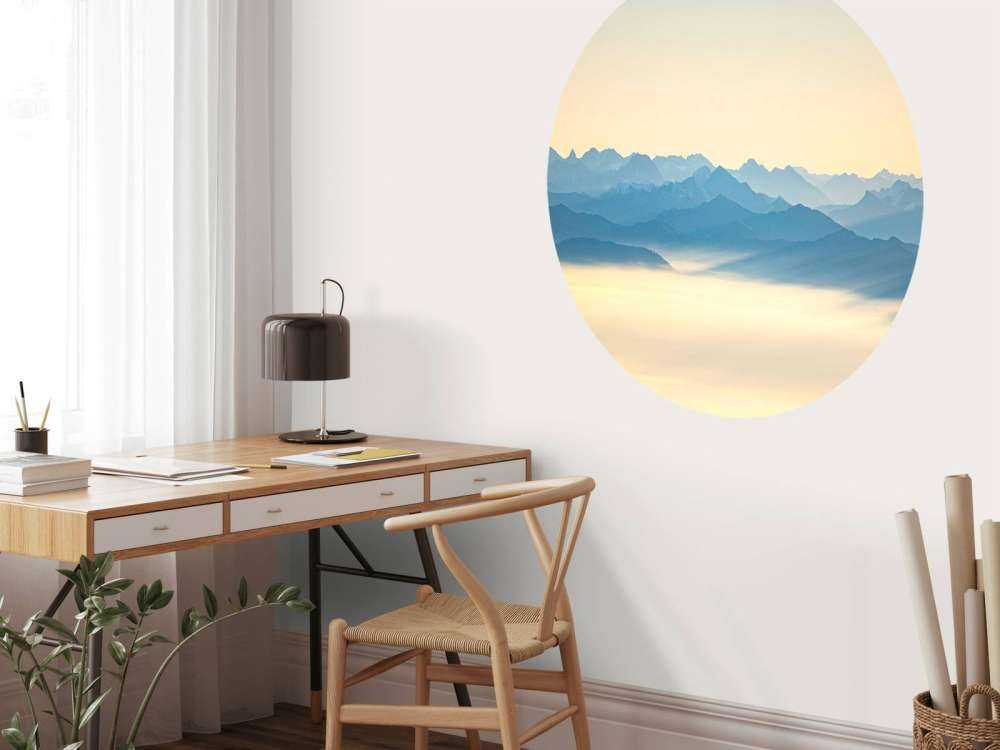 Sommet bleu-gris dans la lumière du matin