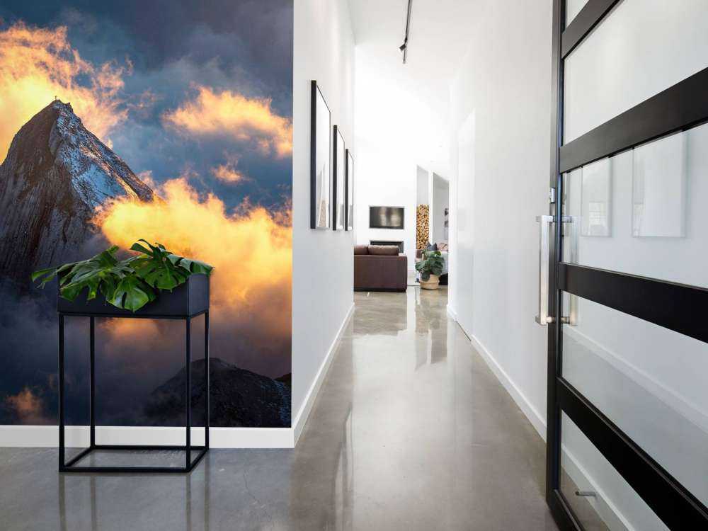 Sommet de montagne dans une mer de nuages ardents