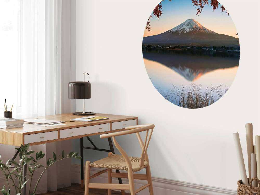 Lumière d'automne sur le lac de montagne Fuji