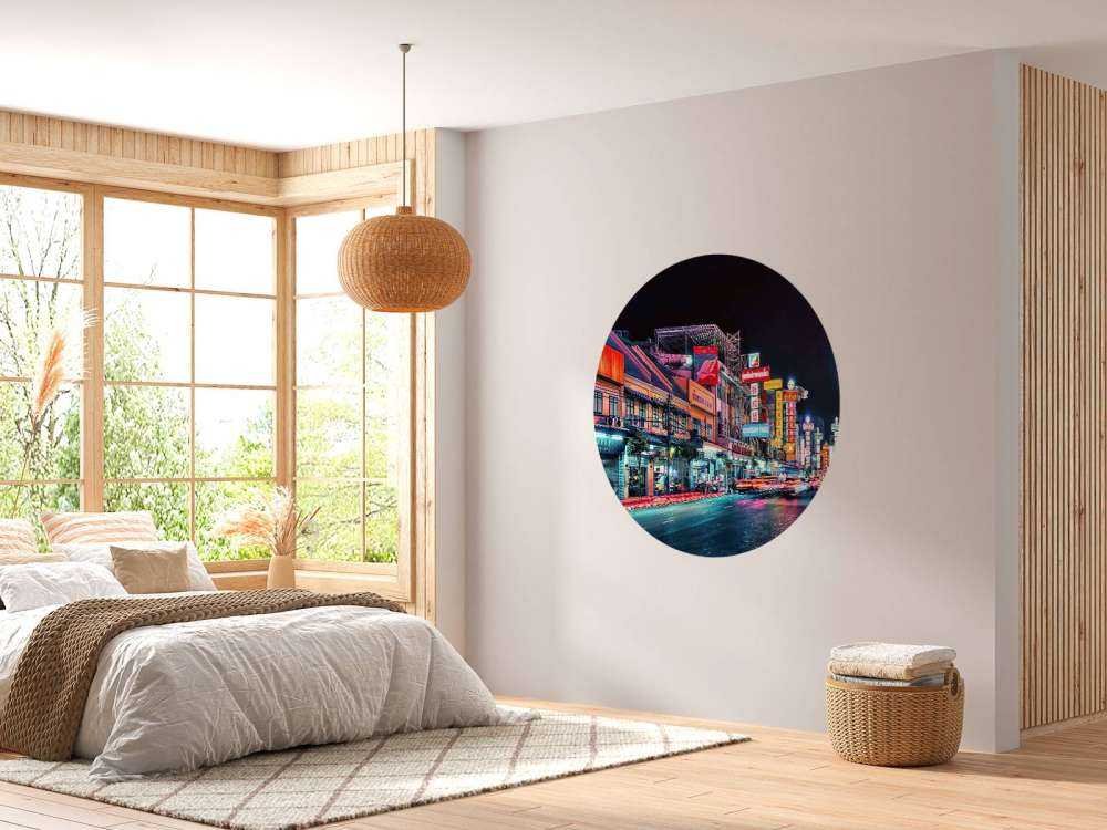 La vie nocturne dans le Chinatown néon.