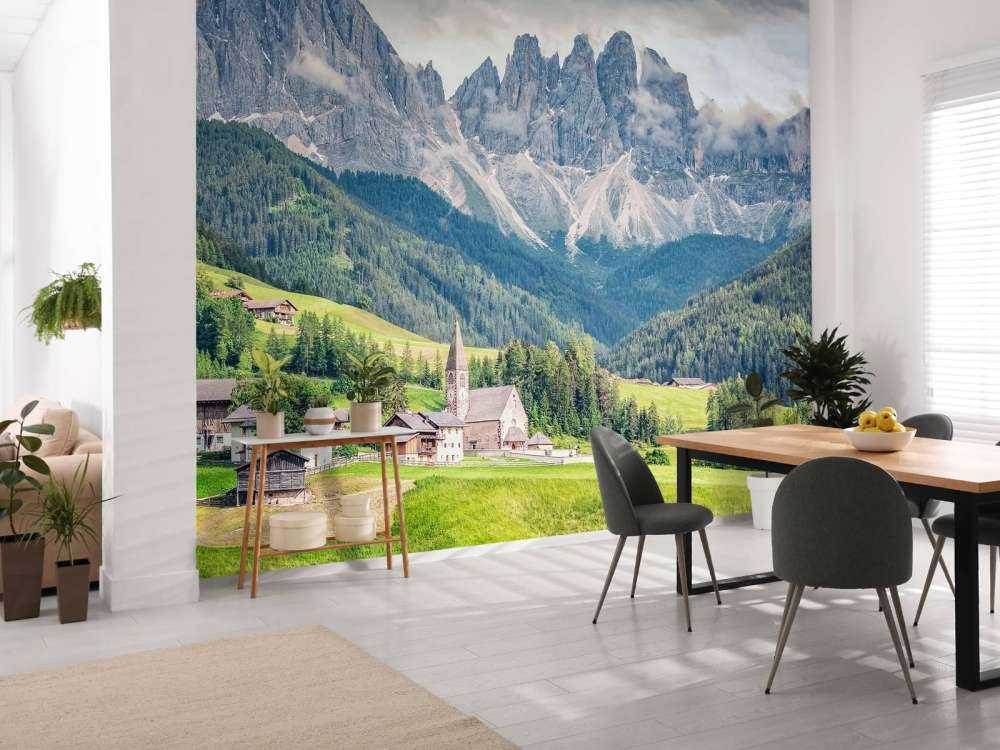 Village alpin dans une vallée verte