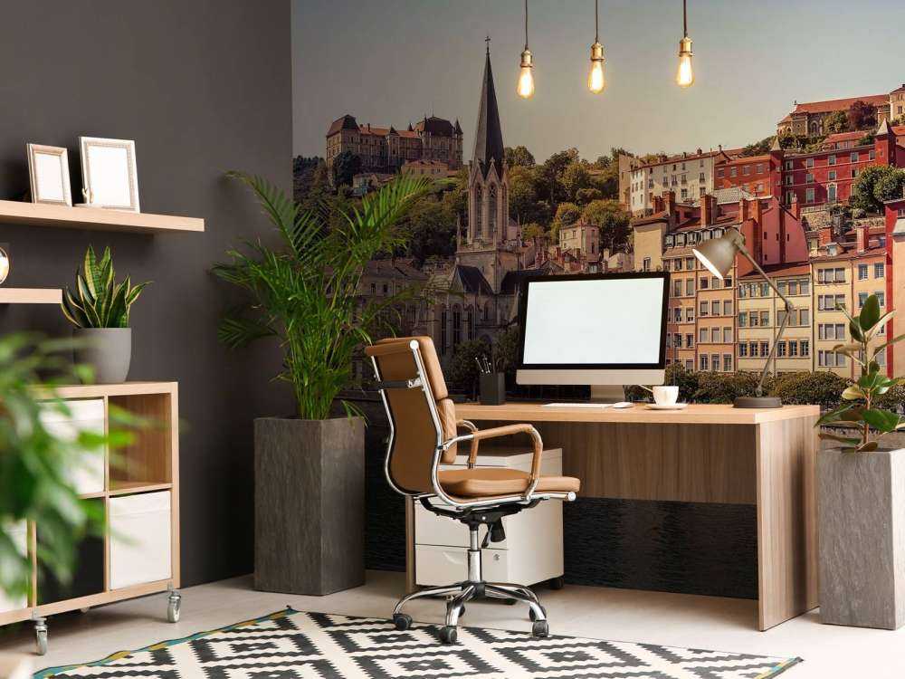 Centre-ville ensoleillé avec des façades pastel