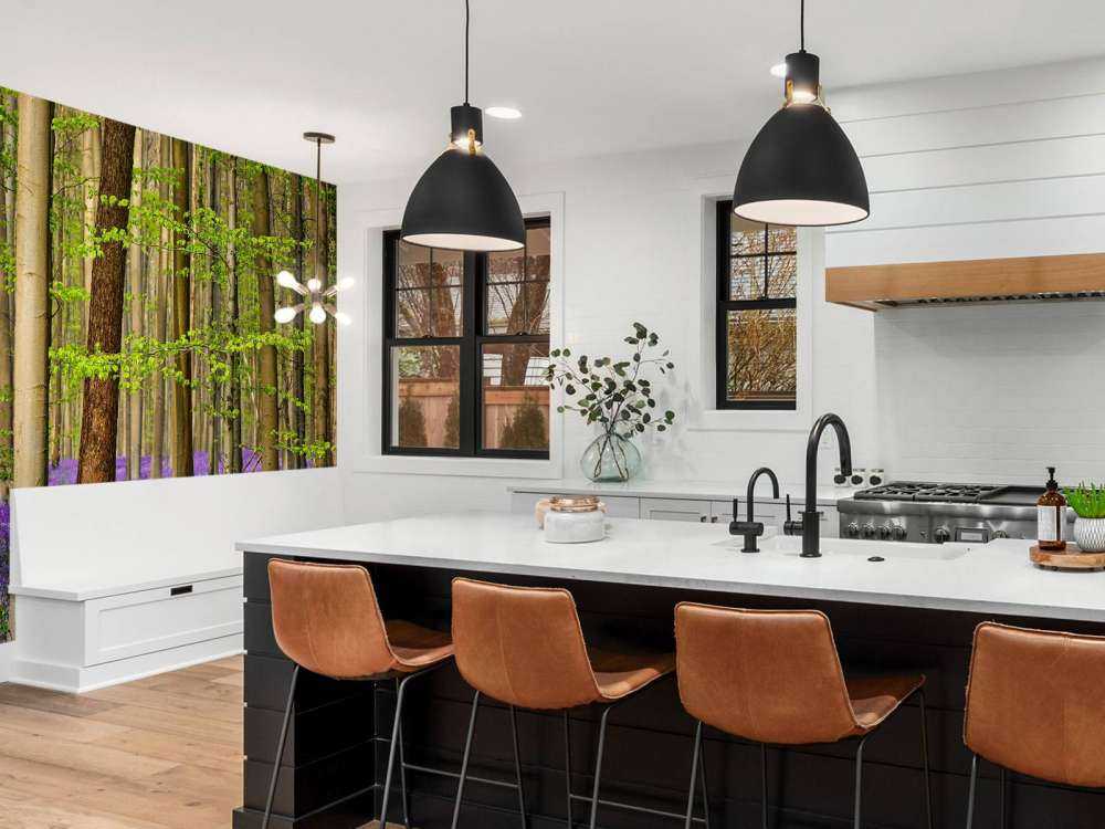 Forêt avec des fleurs violettes