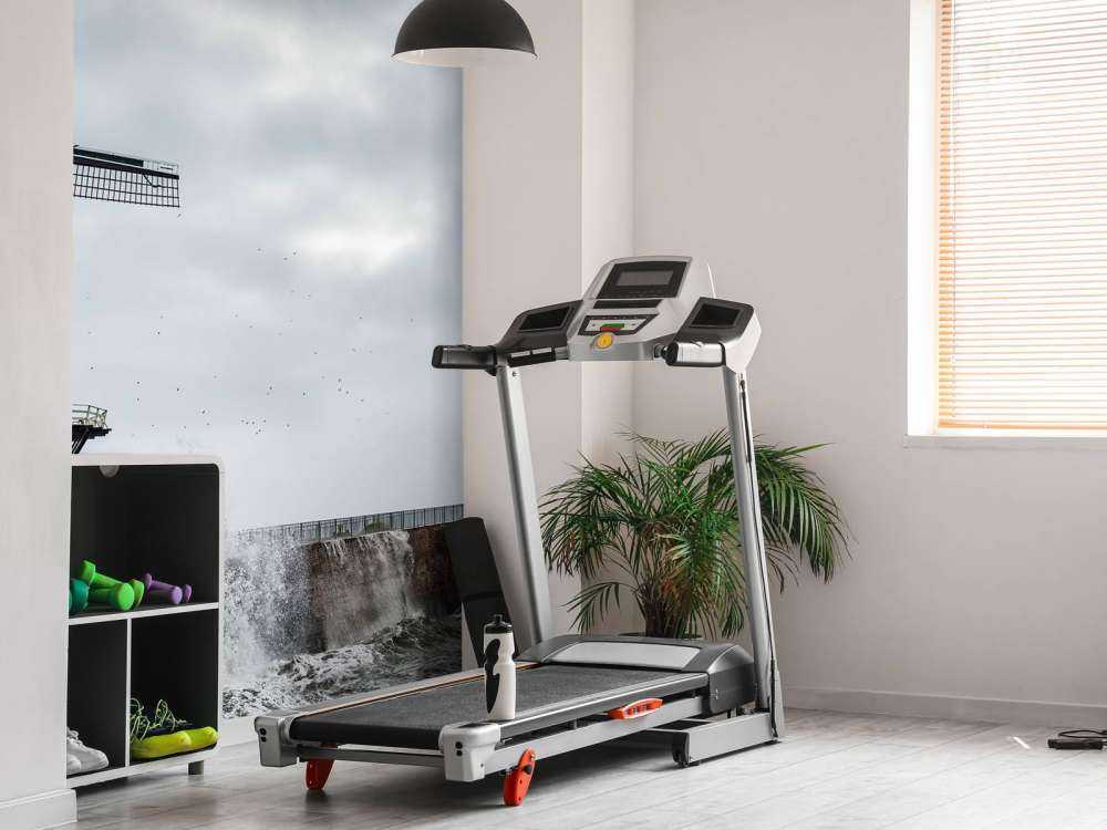 Moulin avec des vagues de tempête