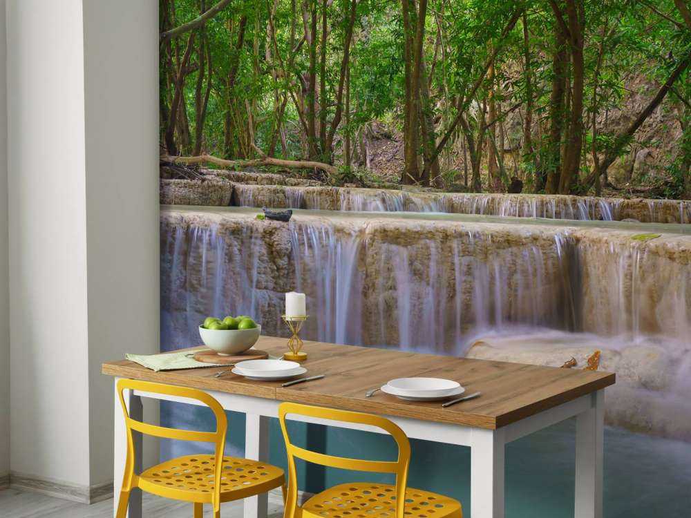 Chute d'eau dans une forêt tropicale profonde