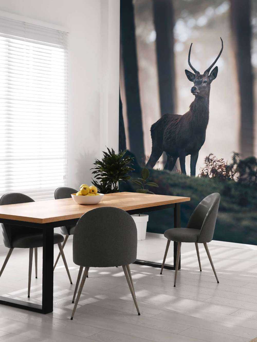 Cerf près des arbres