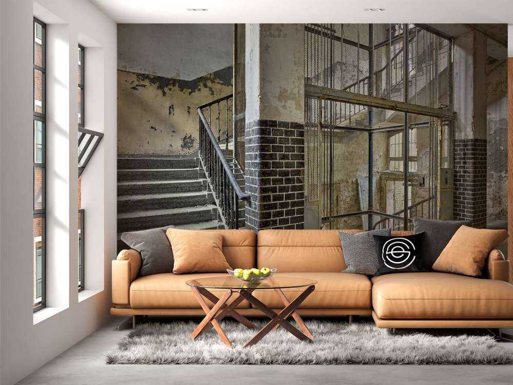 Ancienne cage d'ascenseur avec escaliers