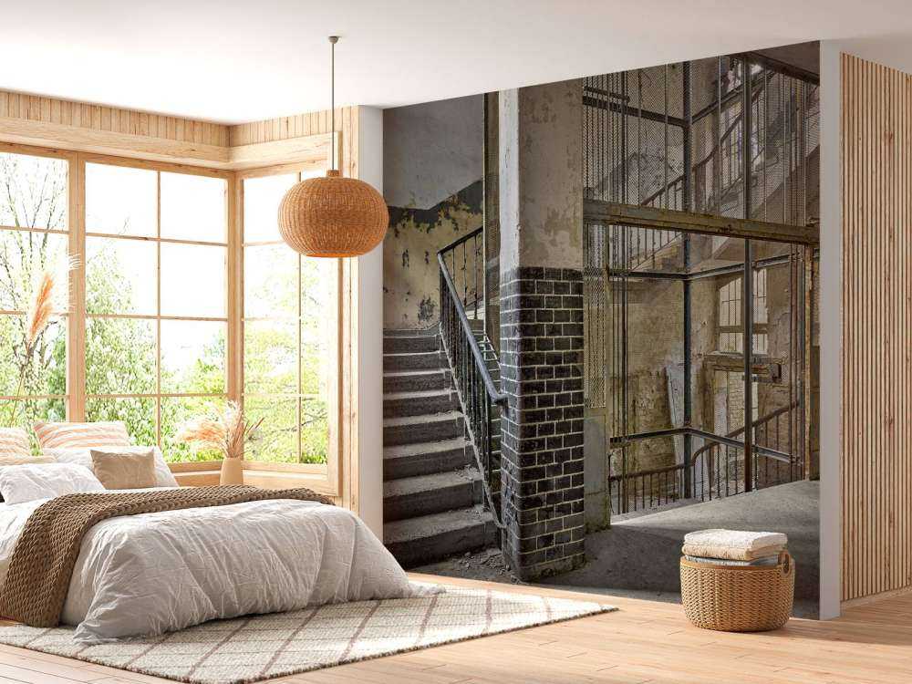 Ancienne cage d'ascenseur avec escaliers