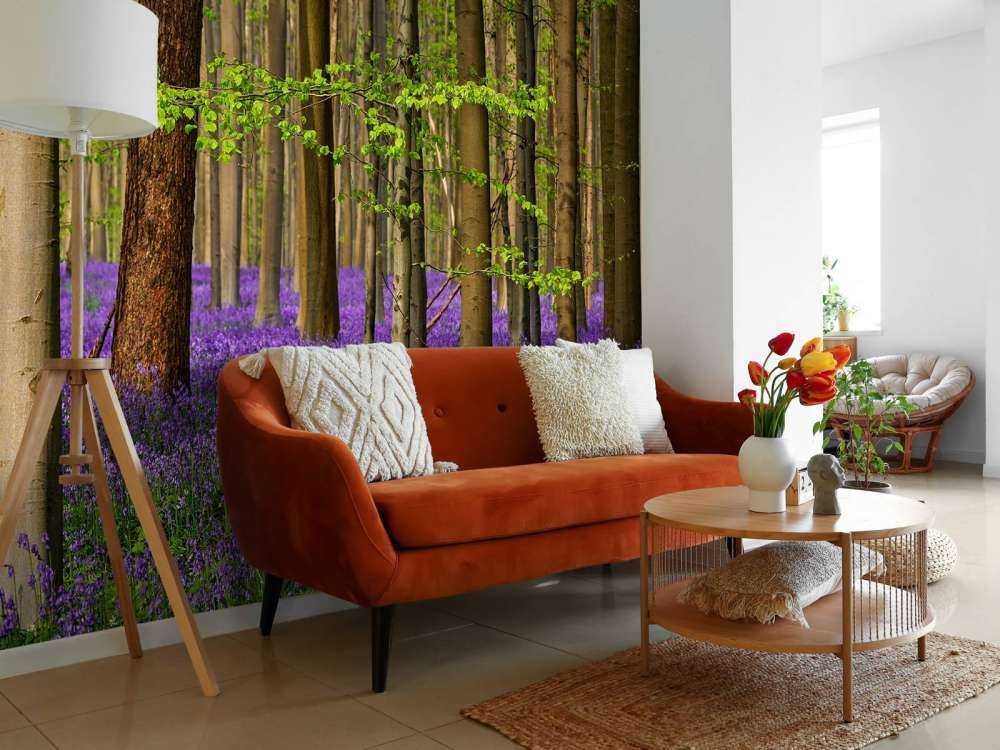 Forêt avec des fleurs violettes