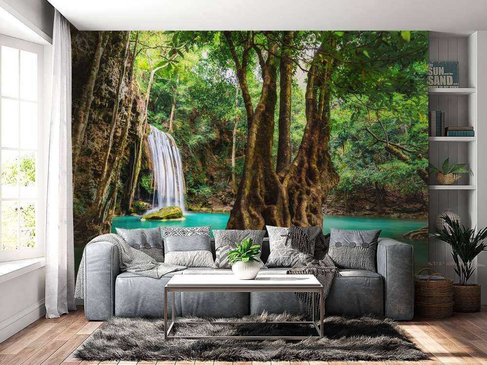 Chute d'eau dans la jungle tropicale