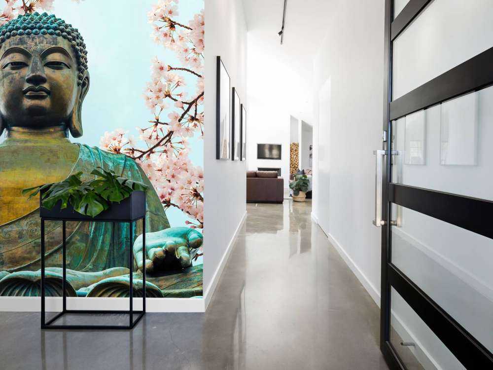 Bouddha entouré de fleurs de cerisier