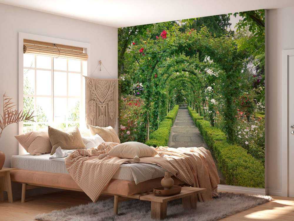 Chemin à travers la roseraie