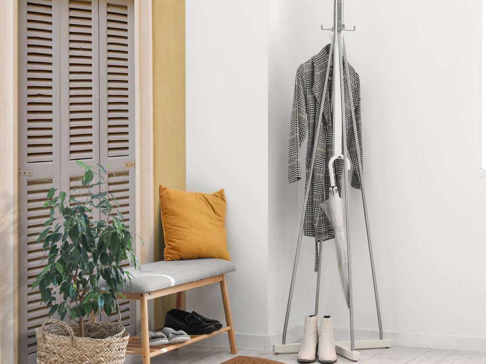 Fenêtre avec volets en bois sur un mur jaune