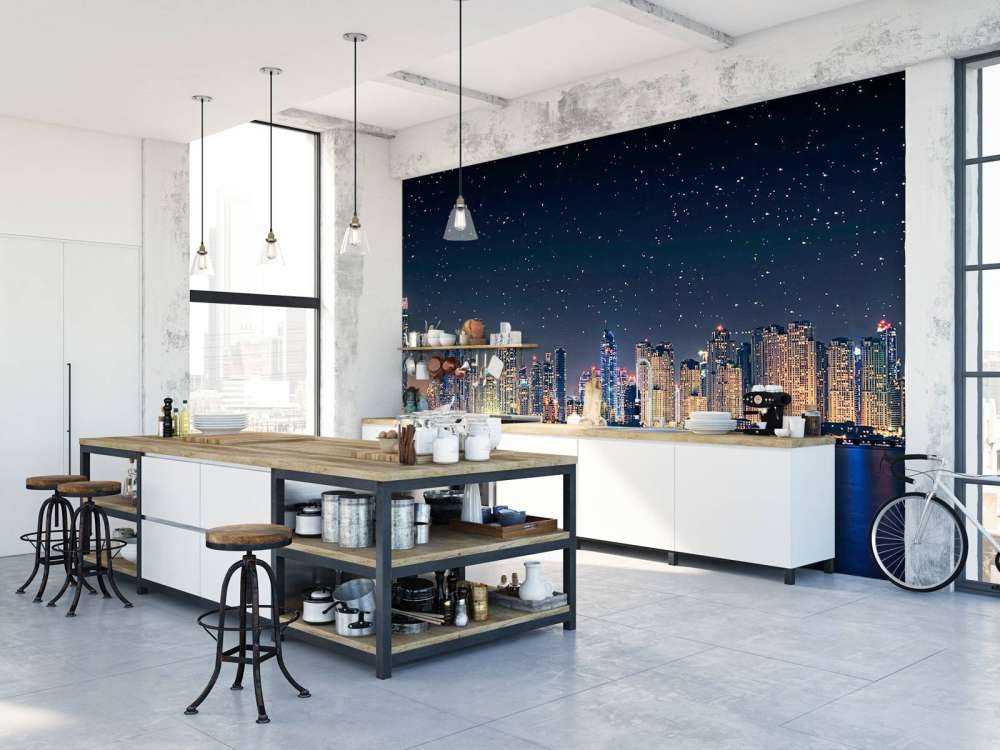 Lumière lunaire sur l'horizon urbain scintillant.