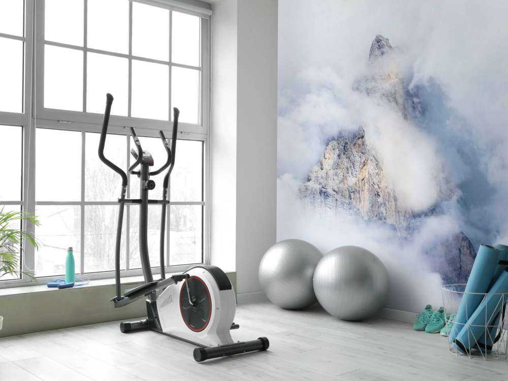 Cimes de montagne cachées dans le brouillard