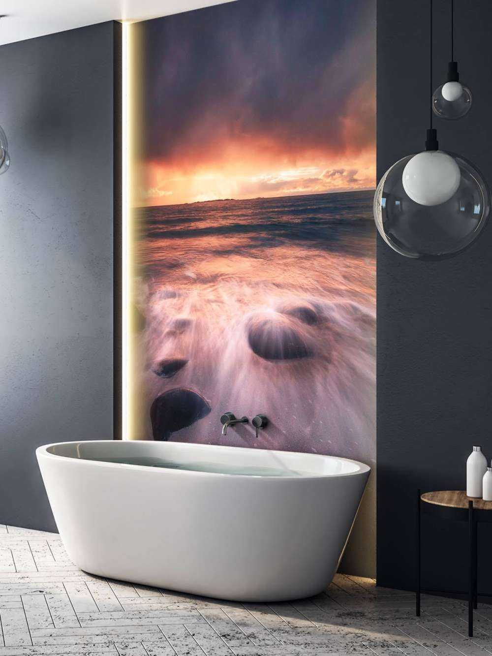 Lueur du soir sur la côte rocheuse