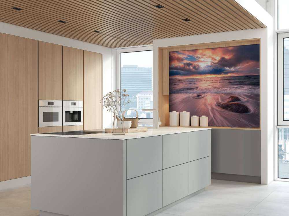 Ciel d'orage au-dessus des vagues calmes