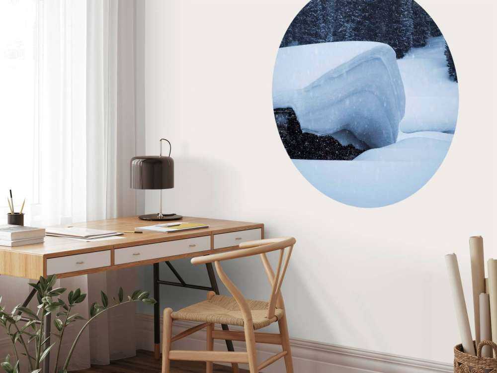 Chalet alpin enneigé dans la tempête d'hiver