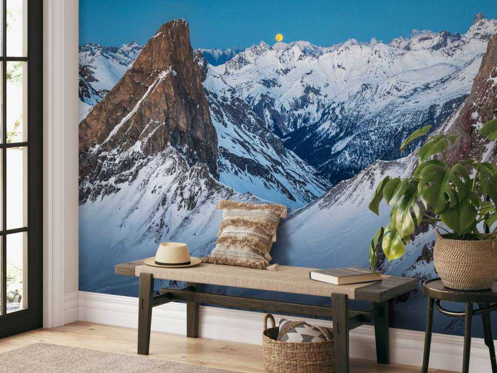 Lumière de lune au-dessus des sommets alpins