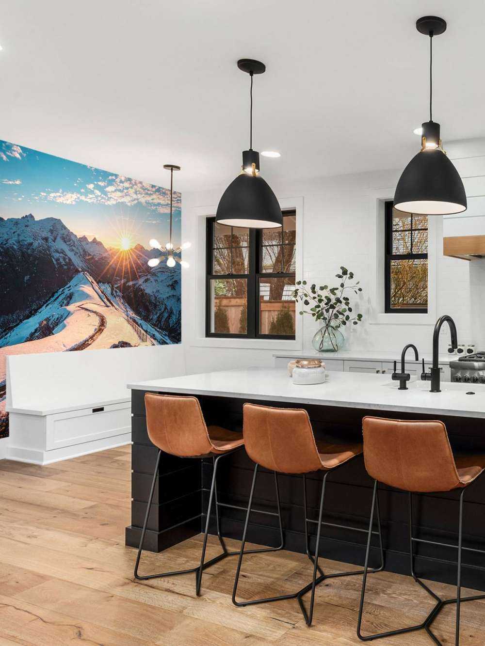 Sentier sinueux sous le soleil de montagne enneigée.