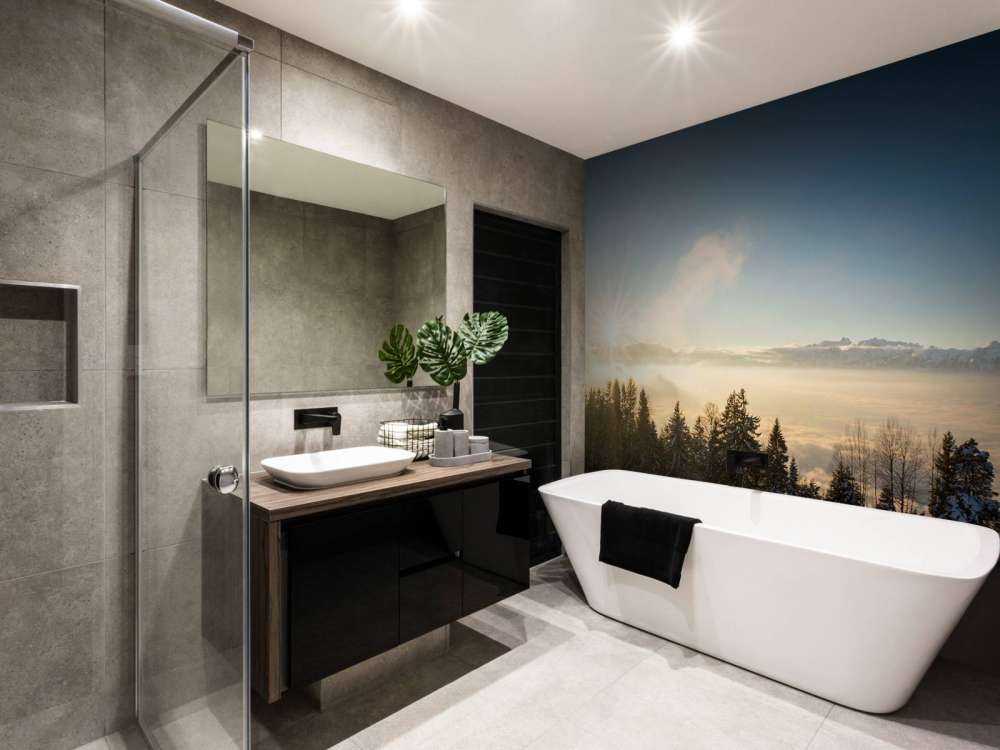 Lever de soleil au-dessus d'une forêt de sapins enneigée.